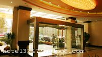 �Ͳ��羰��ͥ����Ƶ�λ���Ͳ����ŵ���������ĵضΡ�������·��������Ȫ·��������ҵ���н֣����������ͷ���������һ�壬�Ը�Ʒλ�������ܵ�����Ƶ�����չ������ᡣ �����Ͳ��羰��ͥ����Ƶ�¥��19�㣬�ܽ������3.5��ƽ���ף����ⲿװ���ִ���������7-17�����и���ͷ������е��˼䡢��׼�䡢�����׷��������׷������ַ��ͣ�������������ܰ����ʩһӦ��ȫ�����з���������������ӿڡ���������ϵͳ���������ߵ��ӡ�����ưɣ���������ͷ������иߵ������þߵȡ������ִ��Ŀͷ���ʩ��������΢�ķ���������������׿Խ��������֮�á� �����Ͳ��羰��ͥ����Ƶ���¥��������߸���������6��50��ͬʱ�Ͳͣ��๦�������в����ɳа�300�˻���ͻ���͡������ʳ�����ڴ˵ء�����������������ͣ����������������������ܰ�����С� �����Ͳ��羰��ͥ����Ƶ���¥ӵ��5����С��ͬ�Ļ�����,������20��260�����ڵĻ���������Ϊ������������ṩ����ѡ��Ϊ�������֮���ṩϸ΢�����������ֽ����ҵ��ͷ�������Ļ����ֹ㳡�������ӣ�����KTV���䡢������˹�ƹ㳡�������������л�����١� �����Ͳ��羰��ͥ����Ƶ꽫������ķ��񣬹����λ���͵Ĺ���!��ʩ�����
���ÿ�	Visacard,ĵ����,���뿨,���ǿ�,����,̫ƽ��,���´￨,��ͨ��,������,JCBcard
������ʩ	��һ�����ң�����100-150�ˣ����������ң�����60�ˣ����Ļ����ң�����60�ˣ���������ң�����20�ˣ��๦����������200�ˡ�
�Ƶ��ر���ʾ
�����Ѱ����Ƶ����ѣ��������Ƶ��������á�˰�ռ����˶���Ҫ��ķ��á�
��ͨ���Ƶ����סʱ��Ϊ14��00�����ʱ��Ϊ����12��00������ǰ��ס���Ƴ���꣬�����������һ�����á�
T