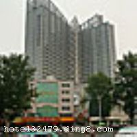 ��ɭ��HOUSING�����Ͳ��˴����ı����Ƶ�Ʒ�ơ����°����ൺ��ɭ��ۡ���ʾƵꡢ�ൺ��ɭ�������վƵꡢ�Ͳ���ɭ��ۡ���оƵꡢ�Ͳ���ɭ���ͼ��վƵꡣ �����Ͳ���һ�ҳ��оƵꡪ���Ͳ���ɭ��ۡ���оƵ���ӵ����������ҵ�����������������Ƶ���߿ɴ�29�㣬�Ӹ���Զ���Ļ����£��Ժ���λ������֮�ۡ� �����Ͳ���ɭ��ۡ���оƵ��Ʒ��������ƣ�����ҵ�����ң�������������Ŷ�פ����Ӫ����־�ɾ�ȫ�ǾƵ��Լ۱�֮���ͥʽ�ͷ����ܼ�ʽ���������黪����ʵ������΢�����Կռ䣬֪�Է��� �����Ӵˣ����������˽ۡ��������֮�ȡ�һ�����ڷ���ľƵ꣬һ������Ʒ�ʵľƵ꣬һ����������ľƵꡣ �����Ͳ���ɭ��ۡ���оƵꡪ���ı����ľƵ�ۡ���ʩ�����
������ʩ	������ʳԷ��������ɫ�ˣ���ի�������硣
���ÿ�	ĵ����,���뿨,���ǿ�,����,̫ƽ��,������
�Ƶ��ر���ʾ
�����Ѱ����Ƶ����ѣ��������Ƶ��������á�˰�ռ����˶���Ҫ��ķ��á�
��ͨ���Ƶ����סʱ��Ϊ14��00�����ʱ��Ϊ����12��00������ǰ��ס���Ƴ���꣬�����������һ�����á�