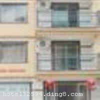 ��ɽ���ݾƵ����ں����ȼ������ο�ջ������������Խ��λ����Ҽ�5A����ɳ�羰��ʤ���ԣ���ɽ���ӣ��溣����������ί�񣬰������ߡ��Ƶ�ӵ�д��͵Ļ���ͣ��������ջ������ɫ������������300-400��ͬʱ�òͣ���ר��Ƹ�붥��רҵ��ʦ�����ζ�ɿڵĺ��ʴ�ͣ����οͱ��òͱ��ͺ��������볡�ء��Ƶ�������ܰ�����������������ܵ��ҵ���ܰ�����ɣ����ѣ���������Ͼʱ�䣬Զ����е����֣���������������ѣ�������ǵĺ���С����������ƣ�ͣ����Ƿ��գ������ڱ̺������ �����Ƶ꿪ҵʱ��2011��7��1�գ���¥��4�㣬�ͷ�����9�䣨�ף��� ����ܰ��ʾ���˾Ƶ겻�ܽӴ��������ʩ�����
������ʩ	�Ƶ��������ͬʱ����300-400�˾Ͳͣ���Ƹ�붥����ʦ�����ζ���������š�
�Ƶ��ر���ʾ
�����Ѱ����Ƶ����ѣ��������Ƶ��������á�˰�ռ����˶���Ҫ��ķ��á�
��ͨ���Ƶ����סʱ��Ϊ14��00�����ʱ��Ϊ����12��00������ǰ��ס���Ƴ���꣬�����������һ�����á�