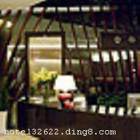 �����ǳǴ�Ƶ�����V.S.���ţ��¼��£����޹�˾��V.S.Group��Singapore��Pte.Ltd�������ڡ��麣֮��Ͷ����������һ�����������ǳǾƵ���������ڣ����޹�˾�������Ƶ�λ��������վ�ԣ�λ����Խ�����н�ͨ������ �����Ƶ����б�׼˫�˷�����׼���˷����������˷��ȶ��ַ��͹�����ѡ�񣬷����أ���ܰ���ʡ��ͷ�����ʩ�Ƚ���ȫ���ṩ24Сʱ����ˮ����ѿ����������������ܵ��Ĺܼ�ʽרҵ����Ϊ�������ı���Ӫ���һ��������밲ȫ�� �����Ƶ꿪ҵʱ��2008��9��17�գ�¥��26�㣬�ͷ�����380�䣨�ף�����ʩ�����
������ʩ	�в�����������
���ÿ�	Visacard,ĵ����,���뿨,���ǿ�,����,̫ƽ��,���´￨
������ʩ	�����ң�������20-50�ˡ�
�Ƶ��ر���ʾ
�����Ѱ����Ƶ����ѣ��������Ƶ��������á�˰�ռ����˶���Ҫ��ķ��á�
��ͨ���Ƶ����סʱ��Ϊ14��00�����ʱ��Ϊ����12��00������ǰ��ס���Ƴ���꣬�����������һ�����á�