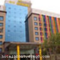 ����ź���¥����ʿ�Ƶ�ӵ�����ʡ���ܰ�ĸ�ʽ�ͷ�152�䣺��ͨ��䡢��ͨ���䡢������䡢�������䡢���з��������׷��������׷��ȣ��ͷ����ٿ��������������豸��ȫ���Ƶ����в�λ600��λ����С���ᣩ������������������������۹�ưɡ����ð��Լ���С�����ҡ��๦������KTV���ֳ�����������ʩ���������������Ρ����顢�ȼ١����ֵ������ѡ����ʩ�����
������ʩ	�в������������������������ðɡ���ʱ�Ͳͷ���
��������	����OK�� ҹ�ܻ�
���ÿ�	ĵ����,���뿨,���ǿ�,����
������ʩ	������������15�ˡ� ������������30�ˡ� ������������150��200��
�Ƶ��ر���ʾ
�����Ѱ����Ƶ����ѣ��������Ƶ��������á�˰�ռ����˶���Ҫ��ķ��á�
��ͨ���Ƶ����סʱ��Ϊ14��00�����ʱ��Ϊ����12��00������ǰ��ס���Ƴ���꣬�����������һ�����á�