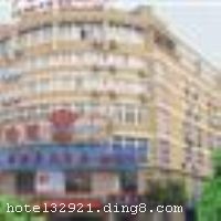 ����ƽ𵺴�Ƶ�ش����������ģ�λ��ӢϪ��·�봺�ͽֽ��㴦���ܱ�������ʩ��ȫ���������ʣ��ڽ�����������վ�͵����վ����ͨ����ʮ�ֱ������Ƶ�װ�޼�Լʱ�У�������ܰ�� ��������ƽ𵺴�Ƶ���¥��8�㣬ӵ�пͷ�50��䣬�б�׼�䡢���˼䡢�����䡢���񵥼�͵������з��ȶ��ַ��͹�����ѡ�񣬷�����ʩһӦ��ȫ�����һ�Ϊ�����ṩ���ͣ�����Ͳͷ��񡢽��ѷ���ǰ̨������Ʒ���չ�ҽ��֧Ԯ�����η��񡢴�ͻ�γ����޷���ȷ�����ʩ�������㲻ͬ���˵����������������С���ͥ�ȼٵ�����ѡ�� �����Ƶ꿪ҵʱ��2009��1�£��½�װ��ʱ��2011��8�£��ֲ�װ�ޣ���¥��8�㣬�ͷ�����50�䣨�ף�����ʩ�����
��������	�����齫����������������OK��������
���ÿ�	ĵ����,���뿨,���ǿ�,����,̫ƽ��,������
�Ƶ��ر���ʾ
�����Ѱ����Ƶ����ѣ��������Ƶ��������á�˰�ռ����˶���Ҫ��ķ��á�
��ͨ���Ƶ����סʱ��Ϊ14��00�����ʱ��Ϊ����12��00������ǰ��ס���Ƴ���꣬�����������һ�����á�
