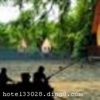 ��������������Ȫũׯ�������й�������尲�����Ӻ��ϣ��ల���سǽ�23��������˶�ʾ�8����ຼ��Լ89������Ϻ�Լ238������Ͼ�Լ258���ռ�����200��Ķ��ũׯ����Ⱥɽ�������羰���ˣ�Ԥ����Ͷ��1.25��Ԫ������Ͷ��6000��Ԫ����������������Ȫũׯ�ǰ���Ŀǰ��ģ����������Ϊ���⣬����ȪΪ��ɫ��Ӫ����ũ���֡�ס�ޡ���չ������һ�����������֮����ׯ�������޳����������죬����ӳ�̣�Ⱥ���������������졣��̬�����������ǳ����ǵ���������������ѳ���֮һ����ʩ�����
������ʩ	�в��������������տ������ҡ����ðɡ���ʱ�Ͳͷ���
��������	����OK����ҹ�ܻᡢ�����ҡ�ƹ�����ҡ���Ħ�ҡ�ɣ��ԡ�ҡ��չ�ԡ������ԡ��ˮ���˶�
���ÿ�	ĵ����,���뿨,���ǿ�,����,̫ƽ��,������
�Ƶ��ر���ʾ
�����Ѱ����Ƶ����ѣ��������Ƶ��������á�˰�ռ����˶���Ҫ��ķ��á�
��ͨ���Ƶ����סʱ��Ϊ14��00�����ʱ��Ϊ����12��00������ǰ��ס���Ƴ���꣬�����������һ�����á�