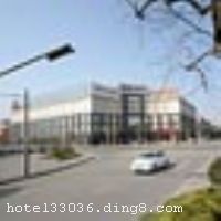 ��������ʢ��Ƶ�������ʢ������˾������һ�Ұ����Ǽ���׼����������;Ƶ꣬�Ƶ�λ���س�ӭ��������˶��·���㴦����������������̬�㳡��������ĵ������������ֻƽ�ضΣ��������Լ37500ƽ���ף���������13000ƽ���ף�ӵ�пͷ�162�䣬1000�˲�λ��������400���ò͵ĳ������������35����������вͰ��ᣬ��Ƹ�л������������������ͺ��ʡ��౫��ǡ��ҳ����ȣ����ϱ���ζӦ�о��С�������Ӫ��һ������������Ҽ����ִ���Ϣ������ռ䡣20��300�˲��ȵĻ����ң��䱸�Ƚ�������ϵͳ��4500ƽ�׵ĵ���ͣ���⣬Ϊ���Ĳ���������ݣ����͵Ŀ���������ʩ��Ϊ��ϴ��һ�춼������ƣ��������ʩ�����
������ʩ	��¥����	 ������500����ͬʱ�òͣ��ֿ����๦����ʹ�ã���ʩ��ȫ���豸�Ƚ���Ϊ���񡢻��顢�Ŷӡ�ϲ���������볡���� ����	 ��С����35����װ�޷������Ƶ�ӵ�о���ʦ���׵ľ��䴨�ˡ�������ˡ�����ˡ�����˽���˵Ⱦ����ϵ�������ա�̨�������㣬�������ʣ��߹󲻹�����Ʒλ
��������	����OK����ҹ�ܻ�
���ÿ�	ĵ����,���뿨,���ǿ�,����,̫ƽ��
������ʩ	6¥2�Ż�����	 50��
�Ƶ��ر���ʾ
�����Ѱ����Ƶ����ѣ��������Ƶ��������á�˰�ռ����˶���Ҫ��ķ��á�
��ͨ���Ƶ����סʱ��Ϊ14��00�����ʱ��Ϊ����12��00������ǰ��ס���Ƴ���꣬�����������һ�����á�