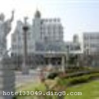 �Ƶ껷���ã���ʽ���Ľ�����񣬵�������ʹΪ���⡣����λ�ü��ѣ���������ͨ�˴���������Ľ������ھƵ��ܱ߱ȱȽ��ǡ���ʩ�����
������ʩ	ϲ��㳡��50���� ��Ե���᣺18�ˣ� õ������24��
���ÿ�	ĵ����,���뿨,���ǿ�,����,̫ƽ��
������ʩ	һ�Ż����ң�100��
�Ƶ��ر���ʾ
�����Ѱ����Ƶ����ѣ��������Ƶ��������á�˰�ռ����˶���Ҫ��ķ��á�
��ͨ���Ƶ����סʱ��Ϊ14��00�����ʱ��Ϊ����12��00������ǰ��ס���Ƴ���꣬�����������һ�����á�