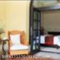 �����ٺ���ضȼپƵ������ں��������³�����λ��������·�������Ĵ��̰ٺ��³����ĵضΣ��ڽ��й�����Ƥ��ǡ��������ġ��������ģ��������ģ����뺼�ݺ��Ϻ����̾���һСʱ���ҡ� �����Ƶ���һ������Ũ���������������ɫ�����;Ƶ꣬Ҳ�Ǻ���ĿǰΨһһ�Ҷ�����Ʒ�ȼپƵꡣӵ��˫�귿���󴲷����׷��ȸ��ྫ����ƵĿͷ������¡����ţ��ñ��ͳ�ֳ��������ʺ�ʱ�еĻ����С���Խ�Ļ�������ȫ�Ŀͷ���ʩ��ϸ���ܵ��ķ��񴦴������żҵ���ܰ��ͬʱ�ٺ�������޷ḻ����ҵҵ̬���磺��ʽ�����ζ������������רҵ�Ľ���������������ԡ�����������ư�һӦ��ȫ������Ũ�������з�Χ��������������ܰ�Ƶ��ͬʱ���������������ã��ջ������������顣 �����Ƶ꿪ҵʱ��2009��1�£�¥��2�㣬�ͷ�����44�䣨�ף�����ʩ�����
������ʩ	�������������������ʣ�ֻ�ṩ��ͣ�ͬʱ���ͻ��ɾ�������������ص��������Ƽ��㴼���ȣ���΢������������ɫ�ĸ��Է����ܿ��˵����ͣ� ������ưɣ�λ��һ¥��������ĺ�ư��ղ������Է�������������������14����Ҫ���ƹ���100���Ʒ�ֵĸߵ���ơ�������û�������ͳ��֣��ھ��ס����µĻ�����������ʵ�ζ����������������ζ��� �в������ûʳ�����Ҫ��Ӫ�иߵ����ˣ��ǾƵ꾭Ӫ����
��������	����Ӿ�ء�����Ӿ�ء�����ԡ������̨�򡢱��������齫��ϴԡɣ������
���ÿ�	Visacard,ĵ����,���뿨,���ǿ�,����,̫ƽ��,������,���´￨,��ͨ��,������,JCBcard
������ʩ	�Ƶ�๦������������120�ˣ��ṩ����Ӱ�������������� �����๦������������60�ˣ��ṩ����Ӱ��������������
�Ƶ��ر���ʾ
�����Ѱ����Ƶ����ѣ��������Ƶ��������á�˰�ռ����˶���Ҫ��ķ��á�
��ͨ���Ƶ����סʱ��Ϊ14��00�����ʱ��Ϊ����12��00������ǰ��ס���Ƴ���꣬�����������һ�����á�
