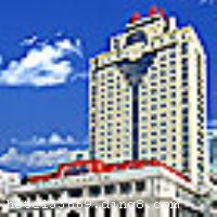 ��������ȴ��ã����������Ǽ��ͷ������������֡�������һ��ĺ�������Ƶ꣬λ�ڹ������������ʷ���֡��������ֲ��н֣������������ɻ����Ϻ����빫԰��������Զ��������̫�����ͱ�ѩ�����磬��ͨ���������������� �Ƶ�ӵ�и�ʽ�ͷ������������䡢����䡢��׼�䣬��ܰ���ʣ��������š���ӵ���������ġ����͵��в����ͻ�չ���ģ���Ϊ���˳а������ᡢ��β�ƻᡢ���ŷ����ᣬ�ǿ����ִ��������ζɼٵ�����ѡ�� �����Ƶ꿪ҵʱ��1996�꣬2008��12�¾ֲ�װ�ޣ�¥��24�㣬�ͷ�210�䣨�ף�����ʩ�����
������ʩ	�ٻ��в��������ṩ³�ˡ����˼������
��������	�����齫��ɣ�ð�Ħ
���ÿ�	Visacard,ĵ����,���뿨,���ǿ�,����,̫ƽ��,���´￨,��ͨ��,������,JCBcard
������ʩ	��չ���ģ����600ƽ���ף���Ժʽ������600�ˣ� ����7�������ң������60-240ƽ���ף�������30-150�ˡ�
�Ƶ��ر���ʾ
�����Ѱ����Ƶ����ѣ��������Ƶ��������á�˰�ռ����˶���Ҫ��ķ��á�
��ͨ���Ƶ����סʱ��Ϊ14��00�����ʱ��Ϊ����12��00������ǰ��ס���Ƴ���꣬�����������һ�����á�