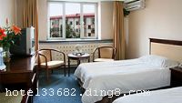 ����������Ƶ�λ�ڹ��з�����ҵ�������ĵش������վ������վ����10-15���Ӳ��У��ڽ���ͯ��԰�������֣�λ����Խ����ͨ�������Ƶ�ӵ�в�ͬ���ı�׼�䡢�����䡢����䡢�����׷���168���ף��������ʣ�ϸ�����ڵ�רҵ���񼫾�����֮�㡣ӵ��1500ƽ���׵�����д�ּ��ṩ������Խ��Ч�İ칫������������³����Ϊһ�����ʳ�㳡��������40-200�˻�������ʩ��ȫ�����ṩ���ʵ������񡣷����µİ�����Ʒ��������ζ��ͬʱ������Ũ����ŷ½���顣�Ƶ�����ִ����������ƣ������ţ��ںϻ����������ڴ���֮����������������ʿ������֮ѡ�� �����Ƶ꿪ҵʱ��2003�� ���½�װ��ʱ��2010��9Լ15��,��¥��16�㣬��¥��2�㣬�ͷ�����168���ס���ʩ�����
������ʩ	���Ͱɣ��������š���ζ������ һ¥���������ͬʱ����250���òͣ�����³������Ϊ����
��������	����OK����
���ÿ�	ĵ����,���뿨,���ǿ�,����,̫ƽ��,������
������ʩ	�๦��������ͬʱ����220�����ң� �л����ң���ͬʱ����100�����ң� С�����ң���ͬʱ����40�����ҡ�
�Ƶ��ر���ʾ
�����Ѱ����Ƶ����ѣ��������Ƶ��������á�˰�ռ����˶���Ҫ��ķ��á�
��ͨ���Ƶ����סʱ��Ϊ14��00�����ʱ��Ϊ����12��00������ǰ��ס���Ƴ���꣬�����������һ�����á�