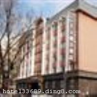 ��������Ԫ���վƵ������ڹ�����������ҵ������һ�Ҽ�ס�ޡ��������������м�����Ϊһ����������ξƵꡣ�Ƶ��ڽ����ֹ�˾���������֣����ڹ�������վ������������վ��Զ����㳡���������ã�����ʡ�������ġ���������ҵ��ѧ�����Ի��̳ǣ����ڰ���˹���á�ʡ����������20����������·;�����������֡�Զ����㳡���������á�������ٻ�������˹���á����ָ����ֶ���Ȳ���ʮ�����Ӽ��������������վ��5���ӳ��̣���������Լ15���ӳ��̣�����λ����Խ����ͨʮ�ֱ����� �����Ƶ�ӵ�и���ͷ�82�䣨�ף����������͹�����װ�޺���������յ���Һ���ʵ硢���䡢�����������ӿڵ��ִ���������ʩ��ȫ�����о�³��ϵ��ɫ�������������аɡ��������ĵȷ�����ʩ���Ǳ�����������֮�ء� �����Ƶ꿪ҵʱ��2010��9��8�գ�¥��7�㣬�ͷ�����82�䣨�ף�����ʩ�����
������ʩ	������������120��ͬʱ�Ͳͣ��Ծ�³��ϵΪ����
���ÿ�	ĵ����,���뿨,���ǿ�,����,̫ƽ��,������
������ʩ	�Ƶ����п�����50-60�˵Ļ�����
�Ƶ��ر���ʾ
�����Ѱ����Ƶ����ѣ��������Ƶ��������á�˰�ռ����˶���Ҫ��ķ��á�
��ͨ���Ƶ����סʱ��Ϊ14��00�����ʱ��Ϊ����12��00������ǰ��ס���Ƴ���꣬�����������һ�����á�