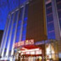 ������������ʾƵ������й����켯���������ʡ��������ͬ���졢�߻��ĸߵ����оƵꡣ�Ƶ����Լ�ǧ��ʹ���������Ϊ���⣬��ס�ޡ�������ϴԡ�����������񡢽���������һ��ı�׼���Ƶꡣ�Ƶ��Ի�Աʽ����ݡ�����������ʯ�����顢��ʳ���������Ҿ��簴Ħ����������һ��������������ҽ��������֮�����������߽�����֮��أ���ζ������������֮���� �����Ƶ�ͷ��ʼҸ������ͳ���ִ���ϡ��ŵ���Ψ����ģ��ͷ���ʯ�������Ƕ�ʮһ�������彡������������飬������ʩ��ȫ���Ƶ�������������ñ������������ķ������飬�����衢Ʒ��ɫҰ����ζ�����Ρ����Ʒ���ǽ���������㡢ɽҰ�ˡ�Ұ���⡢�����⡢Ұ����Ұ�á�¹���������ɫ�ˣ��γɶ��еĵ��κ�Ʒζ�������ư�������ܰ�������������ķ������еľư��Ļ����ñ������ܵص���������� �����Ƶ�Ķ๦�����䱸�Ƚ��Ķ�ý��ͶӰ����ϵͳ�������������ӿڣ��Ӵ���ϯ�����������顢���硢ѧ���硢������ἰ��������ȣ���������������磬������ҵ������λ�Ĵ����ͻ���Ƶ껹�����걳����׵ȶ�����ƣ�ͷ���������Ħ��������Ħ�ȣ��ñ���������������������ʹ������һ�����Ŷ����µĻ����н��н������飬���ұ��Ϳ����ڴ˽��и������������� �����Ƶ꿪ҵʱ��2009��12��25�գ���¥��8�㣬�ͷ�����59�䣨�ף�����ʩ�����
������ʩ	�����ɣ�������ܰ�������������ķ������еľư��Ļ��������֮������׽����������ѣ������������ñ������ܵص���������� ���ŷ����ñ���Ʒ�������������������������������ķ������飬�����衢Ʒ��ɫҰ����ζ�����Ρ����Ʒ���ǽ���������㡢ɽҰ�ˡ�Ұ���⡢�����⡢Ұ����Ұ�á�¹���������ɫ�ˣ��γɶ��еĵ��κ�Ʒζ��
��������	�����齫��ɣ�á�SPA��ϴԡɣ������
���ÿ�	ĵ����,���뿨,���ǿ�,����,̫ƽ��,������
������ʩ	�๦������������120�ˣ��䱸�Ƚ��Ķ�ý��ͶӰ����ϵͳ�������������ӿڣ� С�����ң�������40�ˣ�Բ��ʽ����
�Ƶ��ر���ʾ
�����Ѱ����Ƶ����ѣ��������Ƶ��������á�˰�ռ����˶���Ҫ��ķ��á�
��ͨ���Ƶ����סʱ��Ϊ14��00�����ʱ��Ϊ����12��00������ǰ��ס���Ƴ���꣬�����������һ�����á�