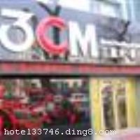 ������3CM���վƵ�ش����Ρ����á��Ļ������ļ������ܼ�����ҵ�ƽ�ش������侫Ʒ����һ���֡��������������ǽ��м䣬�ܱ������̼��Ƽ����ڽ��������֣����վ������վ��3.6�������ʻ�������3.2����ܱ߹�����ݣ����з��㣬λ����Խ�� �����Ƶ꽨�����3500ƽ���ף�����7�㣬���෿��82�䣬�����к����󴲷�������Բ��������׼˫�˼估�����׷��������в����������������ģ�����װ�޼�Լ���ӡ�����ʱ�С�������ܰ�����������Ʒζ���ṩ24Сʱ��ˮ����Ʒ���ʣ����ϴԡ��Ʒ��Һ�����ӡ��ߵ���ԡ������յ�����Ƶ��������ʱΪ���ͽ����;ƣ�ͣ�������֮�е�����ѡ�� �����Ƶ꿪ҵʱ��2008��11��18�գ��½�װ��ʱ��2010��8�£�¥��7�㣬�ͷ�����82�䣨�ף���
��ʩ�����
������ʩ	�в���
���ÿ�	Visacard,ĵ����,���뿨,���ǿ�,����,̫ƽ��,������,���´￨,��ͨ��,������,JCBcard
�Ƶ��ر���ʾ
�����Ѱ����Ƶ����ѣ��������Ƶ��������á�˰�ռ����˶���Ҫ��ķ��á�
��ͨ���Ƶ����סʱ��Ϊ14��00�����ʱ��Ϊ����12��00������ǰ��ס���Ƴ���꣬�����������һ�����á�