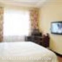 ����������ʱ�п�ݱ��ݵش�������������ҵ����λ�ڰ������뽨���ֽ��㴦�ϲ࣬����λ����Խ������ȡ������ͨ����ʮ�ֱ���������װ�޼�Լʱ�У�������ܰ�� ��������������ʱ�п�ݱ�����¥��3�㣬ӵ�пͷ�26��䣬�б�׼�䡢���˷������˼䡢�󴲷�������Բ�����������׷��ȶ��ַ��͹�����ѡ�񣬷�����ʩһӦ��ȫ�����һ�Ϊ�����ṩ���ѷ������ͣ���ȷ�����ʩ�������㲻ͬ���˵����������������С���ͥ�ȼٵ�����ѡ�� �������ݿ�ҵʱ��2011��7�£���¥��3�㣬�ͷ�����26�䣨�ף��� ����ܰ��ʾ���� 1.�˱��ݲ���ˢ���� 2.�˱��ݲ��ܽӴ��������ʩ�����
�Ƶ��ر���ʾ
�����Ѱ����Ƶ����ѣ��������Ƶ��������á�˰�ռ����˶���Ҫ��ķ��á�
��ͨ���Ƶ����סʱ��Ϊ14��00�����ʱ��Ϊ����12��00������ǰ��ס���Ƴ���꣬�����������һ�����á�