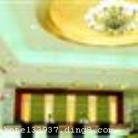 ̨���½������ݼ�ԭ̨�ݾ������д�����λ�ڽ�������԰·���Ƶ��Ϊ��¥����¥����һ�һ������š�װ�޾��£��Ժ���Ϊ����ľ��ж��ط��ĳ��о�ƷͥԺʽ���ݡ� ����̨���½��������и����иߵ��ͷ��������������ơ��������������û�������ܰ�����ʣ�������������յ������ֵ��ӡ�Ϊ�����ṩ������ ����̨���½������ݼ����顢�����д��ᡢ������ᡢ���ա��ݳ���ȹ�����һ�壬���й����Ϣ�Һ͸����ң���С�ͻ����ҷֲ��ڸ���¥�㣬�����͸�����Ҫѡ�񡣴��ðɼȸߵ������У�������������˻����Ǣ̸�����볡���� ��������������ǡ��󷽡����������ʣ��������Ͱ�����10��䣬ȫ���ú���������������ͬʱ�����ݻ������������ġ�ϴ�ӷ���Ʊ�����ġ������׷��񣬽߳�����˿�ȫ��λ��������ʩ�����
������ʩ	�в��������ðɡ���ʱ�Ͳͷ���
��������	������
���ÿ�	ĵ����,���뿨,���ǿ�,����,̫ƽ��
������ʩ	����������������
�Ƶ��ر���ʾ
�����Ѱ����Ƶ����ѣ��������Ƶ��������á�˰�ռ����˶���Ҫ��ķ��á�
��ͨ���Ƶ����סʱ��Ϊ14��00�����ʱ��Ϊ����12��00������ǰ��ס���Ƴ���꣬�����������һ�����á�
