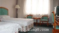 �������������һ�ҹ������Ǽ��Ƶ꣬λ�������Ϫ����ѩ�ɽ�羰���ڡ���Ϫ�ڵ�ĸ�׺ӡ�������Ϫ�������������롰�������Ժ�����ڣ��롰��䷿��������̩���̡������������Լ����ﲽ�нָ�Ϫ���������н���5���Ӽ��ɵ����ͨ���㣬��������������λ����Խ�������ڲ�ΪͥԺʽ������񣬴��ﻨ�������ﶬ��÷Ʈ��,�������£�������Ȼ���ɡ���08������װ�޺��Ⱥ���Ϊ����ɫ���ꡱ�͡���������һ���Ƶꡱ�� ���ݼ��ͷ������������ּ����鹦����һ�壬ӵ�и������ʡ����Ƶ���ܰ�ͷ�106���ף��ͷ���������ʩ��ȫ���ṩ��ѿ���������24Сʱ��ˮ��ӵ�д�С������5�䣬�����������ҿ�����180�˾�����������ɫ���в���ӵ�к�������15�䡢�����2�䣬������500��ͬʱ�Ͳ͡�Ϊ���ṩ�Խ��������ˡ��������Լ�����Ϊ���ĸ�����ʳ�����ݻ������豸�Ƚ���KTV����10�䣬�Լ������ҡ����򳡵�������ʩ�����ݻ�ӵ�д���ͣ������ͬʱ��ͣ��50��˽�ҳ����ǽ��ϼ��ѵĶȼ١����顢����������ʤ�ء� ����Ϫ�ڣ�������ޣ�����������ݻ�ӭ����Ϫ�ڣ���ʩ�����
������ʩ	�в���
��������	����
���ÿ�	Visacard,ĵ����,���뿨,���ǿ�,����,̫ƽ��,������,���´￨,��ͨ��,������,JCBcard
������ʩ	������ҿ�����160�� �л����ҿ�����80�� С�����ҿ�����30��
�Ƶ��ر���ʾ
�����Ѱ����Ƶ����ѣ��������Ƶ��������á�˰�ռ����˶���Ҫ��ķ��á�
��ͨ���Ƶ����סʱ��Ϊ14��00�����ʱ��Ϊ����12��00������ǰ��ס���Ƴ���꣬�����������һ�����á�