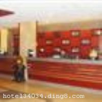 ������ͥ���վƵ�ش�����������·��������վ����ͨ��Ϊ��������һ�Ҽ��ͷ�������������Ϊһ����ۺ��ԾƵ꣬�Ƶ����չ��������Ϣ��ʱ�е������������������Ƶ�����ξƵ����������塣�Ƶ����е��˼䡢��׼�䡢�󴲷�������󴲷�����ɫ�������������׷����ͷ�װ�޺����ִ�����ʩ��ȫ���Ƶ������в�������ͬʱ�����ŶӾͲͣ��ṩ��ζ�ɿڵĺ���˼�������ɫ���ȣ������иߵ��ε�����������Ϊ�����ṩ��ʽ���ϡ����ȡ���ˮ��ͬʱ�ɹ�����С�������ѣ��������ð�Ϊ�����������������С��Ƶ�����һӦ��ȫ�������������ġ�Ʊ�����ġ�KTV�������ġ��������ġ���������������������������ʩ�����
������ʩ	�в��������ðɡ���ʱ�Ͳͷ���
��������	������
���ÿ�	ĵ����,���뿨,���ǿ�,����,̫ƽ��
�Ƶ��ر���ʾ
�����Ѱ����Ƶ����ѣ��������Ƶ��������á�˰�ռ����˶���Ҫ��ķ��á�
��ͨ���Ƶ����סʱ��Ϊ14��00�����ʱ��Ϊ����12��00������ǰ��ס���Ƴ���꣬�����������һ�����á�