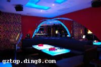 TOP�Ǹо��������ʡ� ����ӱ����ʵ�ݡ�<br>
����˾��11��00��Ӫҵ����������ƽ�۳��У��Ը��Żݵļ۸��ṩ��������ӭ���Ĺ��١�����Ŀ�������ο����������Ѿ��Ե��չ���۸�Ϊ׼���κ�ʱ�β���������ѣ�ÿλ����������������һ��������Ʒ��2Ԫ/�ˡ�Ϊ��ú�����7��֮�ڵ绰ԤԼ��λ��ԤԼ���뱣��10���ӣ���ʱȡ���������������������1Сʱ���㣬����1Сʱ���Է��Ӽ��㡣����˾Ϊ�ṩ���������������Ͻ��ڰ�������ʳ������Υ��ҩƷ��л��ǩ�޻�֧Ʊ�������ѣ�л���Դ���ˮ�������Ѽ�Ŀ�����붨�ۣ�����ݷ�ʽ����˾ӵ�����ս���Ȩ����ֹȨ��<br>
��������Ե���,������ÿ��6Ԫ�����11��30-14��00  9Ԫ/�ˣ�����18��00-20��00  12Ԫ/�ˣ���ҹ24��00��8Ԫ/�ˡ��������ѳ����㣬��100��25Ԫ���������ȯ������150������20Ԫ�����е���ȯ�����ǻ�Ա������ҹè����ͨ����<br>
��Ѥ19�紥���������ȫ��42�����ӣ����������豸��