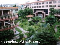 �����ú��Ƶ�λ�ڹ�������������齭���ϡ���һ���ԡ�С����ˮ���ɻ�ӳ�ա����ﻨ�㡱�ľ����Ϸ�԰����Ȼ�羰�ľƵꡣ�Ƶ��ڲ������ͷ���ҹ�ܻᡢ�������ĵȷ���һӦ��ȫ���ͷ����ж��ַ��ͣ�����������ţ��䱸���װ�ȫ����ϵͳ��ʹ���һ���������ڿ�ݡ���ȫ�����ʵ�ǰ���½��С�
���������ú��Ƶ꽻ͨ��������ǰ��ɽ���ֱ�����ҵ���ļ����ڣ���·ר�߳����ﲻ�����������н�ͨ��Ŧ����վ�������������޻�չ���Ľ�15���ӳ��̣������μӹ㽻����ס������ѡ��