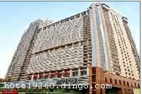  ��ɳ��ԭ���Ƶ���һ�Ҽ�ס�ޡ����������񡢻����������ֵ���һ��ĺ���������Ƶ꣬�ܽ������36300ƽ���ף���¥��33�㡣 ��ɳ��ԭ���Ƶ꽻ͨ��ݣ������30���ӣ���վ3���ӡ�ӵ�и߼��ͷ��������׷����������з��������۾����ȸ��־��в�ͬ��������Ŀͷ�200��䣬����Ӳ����ʩ���ƾ������ڲ�װ��������ۼ�������������Ǿ����󾫡���ӱ�����͹�������񣬿���ʡ����Ǽ��Ƶ겼�ֶ��������Ⱥӣ������Լ����Ρ����񡢻�������ס�޵���ѡ�� ��ɳ��ԭ���Ƶ�ͷ��Ƚ���ʩ�����ӱ����䡢���ǵ��ӽ���ϵͳ����ý�����硢�ɶ������ڵ�����յ�������ֱ���绰������ưɡ������۾����е������á�<����> 
��ҵʱ�䣺2005 
�� ҵ ������һ�㳡�����������ģ� 
�� �� ����ܽ���� 
�Ƶ��ַ����һ��·407�� 
��ͨ��ѯ�� 
������ʩ����������ʩ����OK�� ɣ��ԡ�� 
������ʩ���ð� ���ͣ���� 
���������в��� ���ð� 
֧�ֿ�����ڷ��������� 
��ָͨ�� 
