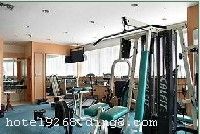 �Ͼ������Ƶ��������Ͼ��е��Ļ����������ġ�����¥�����վ��15���ӵĳ��̣���»�ڹ��ʻ���Ҳֻ��50���ӣ���ͨʮ�ֱ�����������������������齳����� �Ͼ������Ƶ�ӵ��277��ͷ����׷�������������ɡ������þߡ����ӱ����䡢���ǵ��ӡ����ѵ�Ӱ̨����ͷ������塢�����ߡ������š�������ȣ����������¥����������ȣ�Ϊ��������ṩ�ؿ����/��ꡢ��ϴ��������¼����伦β�Ƶȹ�����񣬾Ƶ�ͬʱ��������...<�鿴ȫ��> �Ͼ������Ƶ��������Ͼ��е��Ļ����������ġ�����¥�����վ��15���ӵĳ��̣���»�ڹ��ʻ���Ҳֻ��50���ӣ���ͨʮ�ֱ�����������������������齳����� �Ͼ������Ƶ�ӵ��277��ͷ����׷�������������ɡ������þߡ����ӱ����䡢���ǵ��ӡ����ѵ�Ӱ̨����ͷ������塢�����ߡ������š�������ȣ����������¥����������ȣ�Ϊ��������ṩ�ؿ����/��ꡢ��ϴ��������¼����伦β�Ƶȹ�����񣬾Ƶ�ͬʱ����������¥��Ͳм����÷���ѡ����������������Ʒ�������ڵ������ζ���������޷������ζ���ȡ�500ƽ���׵��������ͬʱ����400λ���ˣ�7����С��ͬ�Ļ���������������Ǣ̸����Ҫ��<����> 
��ҵʱ�䣺1997 
�� ҵ ������¥���� 
�� �� ������¥�� 
�Ƶ��ַ����ɽ��·45�� 
��ͨ��ѯ�������½ֿ� �������2 �����վ �������4 ����»�ڹ��ʻ����������45 
������ʩ����������ʩ��˹������ ����OK�� ������ ������ ��Ħ�� ɣ��ԡ�� 
������ʩ�������ķ��� ������ ��Ҷһ� ����Ʊ����� ҽ���� �̳� ���������� ���⳵ ǰ̨���չ� ϴ�·��� �м��˿ͷ� 
���������в��� ������ ������ �ư� 
֧�ֿ�����ڷ��������� ���´Master�� ��ʿ��VISA�� ��ͨ��AMEX�� ������Diners Club�� JCB�� 
��ָͨ�Ͼ����½ֿ� �������2 �����վ �������4 ����»�ڹ��ʻ����������45 
