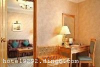 �Ͼ������Ƶ��������Ͼ��е��Ļ����������ġ�����¥�����վ��15���ӵĳ��̣���»�ڹ��ʻ���Ҳֻ��50���ӣ���ͨʮ�ֱ�����������������������齳����� �Ͼ������Ƶ�ӵ��277��ͷ����׷�������������ɡ������þߡ����ӱ����䡢���ǵ��ӡ����ѵ�Ӱ̨����ͷ������塢�����ߡ������š�������ȣ����������¥����������ȣ�Ϊ��������ṩ�ؿ����/��ꡢ��ϴ��������¼����伦β�Ƶȹ�����񣬾Ƶ�ͬʱ����������¥��Ͳм����÷���ѡ����������������Ʒ�������ڵ������ζ���������޷������ζ���ȡ�500ƽ���׵��������ͬʱ����400λ���ˣ�7����С��ͬ�Ļ���������������Ǣ̸����Ҫ��<����> 
��ҵʱ�䣺1997 
�� ҵ ������¥���� 
�� �� ������¥�� 
�Ƶ��ַ����ɽ��·45�� 
��ͨ��ѯ�������½ֿ� �������2 �����վ �������4 ����»�ڹ��ʻ����������45 
������ʩ����������ʩ��˹������ ����OK�� ������ ������ ��Ħ�� ɣ��ԡ�� 
������ʩ�������ķ��� ������ ��Ҷһ� ����Ʊ����� ҽ���� �̳� ���������� ���⳵ ǰ̨���չ� ϴ�·��� �м��˿ͷ� 
���������в��� ������ ������ �ư� 
֧�ֿ�����ڷ��������� ���´Master�� ��ʿ��VISA�� ��ͨ��AMEX�� ������Diners Club�� JCB�� 
��ָͨ�Ͼ����½ֿ� �������2 �����վ �������4 ����»�ڹ��ʻ����������45 
