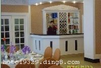 �Ͼ����۴�Ƶ��������¸ۿ������ĺ���λ�ã�10���Ӽ����϶��Ÿ��٣�15���ӿɴﻦ�����٣������5000ƽ���ף���һ�����Ǽ����ͷ���������ɣ�ã����κ���Ʊ��Ϊһ����ۺ��ԾƵꡣ �ͷ������������׼�䣬���䣬�����׷���40���Ĵ�С�����ң�������ţ���ܰ����. ��������200����λ����Ҫ��Ӫ���ʣ�����ˣ�����˵ȿ�ζ���أ������������룬���缰�Ŷӵ����볡���� ��ܰ���ʵ�ɣ��ԡ��רҵ�ı���һӦ��ȫ��������������ʵ����ܣ���ʪ����ԡ��ţ��ԡΪ�������;��ƣ�͡� �Ͼ����۴�Ƶ꿪ͨ24Сʱ��Ʊ�绰���������۸����չ�˾���ڣ����ʻ�Ʊ3-9���Ż�Ʊ�� �Ͼ����۴�Ƶ��г���֮�������Ƶ���Żݷ���������齵������԰<����> 
��ҵʱ�䣺2007 
�� ҵ ������վ���� 
�� �� ������ϼ�� 
�Ƶ��ַ��̫��·133�� 
��ͨ��ѯ�������Ͼ���վ�������10 �����Ͼ�»�ڹ��ʻ����������20 
������ʩ����������ʩɣ��ԡ�� 
������ʩ�������ķ��� ������ ϴ�·��� ���ѷ��� 
�������� 
֧�ֿ�����ڷ��������� 
��ָͨ�Ͼ����Ͼ���վ�������10 �����Ͼ�»�ڹ��ʻ����������20 

