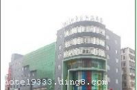 ��ɳ���������Ƶ�(���нֵ�)��ԭ�ѷ�꣩ ������һ��Ȧ�����н֣��ش��ư�һ���֣���ͨ��������������۹⡢���ε�������ѡ��������ɳ���������Ƶ�(���нֵ�)��ԭ�ѷ�꣩ �и�ʽ�ͷ����ͷ�24Сʱ����ˮ��Ӧ�������յ������ӡ��绰������������Ϊ������������˺������߽߳��ṩ������ʡ�ʵ�ô󷽵ĸ��Լ۱�ס����ʩ�� ��ɳ���������Ƶ�(���нֵ�)��ԭ�ѷ�꣩ �����ܡ�����ļҡ�Ϊ�ͷ����׷�󡰾��¡���ࡱ�����޷��񡣾��µ�������װ������벼�ã�ɫ�����졢��ܰ����ʱ�У�����Խ���ܡ�<����> 
��ҵʱ�䣺2008 
�� ҵ ������һ�㳡�����������ģ� 
�� �� ����ܽ���� 
�Ƶ��ַ��������·119�� 
��ͨ��ѯ�����������ģ������1 �����վ�������3 ����ɻ����������24 
������ʩ����������ʩ 
������ʩ����Ʊ����� ���ͣ���� ǰ̨���չ� �����ŷ��� ���ѷ��� �������������� 
�������� 
֧�ֿ�����ڷ��������� 
��ָͨ�Ͼ��������ģ������1 �����վ�������3 ����ɻ����������24 
