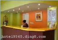 �Ͼ�����֮�ǿ�ݾƵ꣨���칬�꣩λ��Ī��·����һ���֣��Ƶ�ɳ�4��13��82��83��48��23�ȶ�·������ֱ�վ��:���칬����˵��������ߵ��Ÿ�԰�³�����·����Ȼ���83·�����칬���ɣ���ͨ���,����������õı���֮�ء� �����Ͼ�����֮�ǿ�ݾƵ꣨���칬�꣩�۹���ݶ��������Ŷ�����֮һ�����칬�����Ͽ��Ļ���ʷ�ƾõġ����������������������ξ��㡰Ī������������л���һ��Ȧ���½ֿڡ�����̤ʯ...<�鿴ȫ��> �Ͼ�����֮�ǿ�ݾƵ꣨���칬�꣩λ��Ī��·����һ���֣��Ƶ�ɳ�4��13��82��83��48��23�ȶ�·������ֱ�վ��:���칬����˵��������ߵ��Ÿ�԰�³�����·����Ȼ���83·�����칬���ɣ���ͨ���,����������õı���֮�ء� �����Ͼ�����֮�ǿ�ݾƵ꣨���칬�꣩�۹���ݶ��������Ŷ�����֮һ�����칬�����Ͽ��Ļ���ʷ�ƾõġ����������������������ξ��㡰Ī������������л���һ��Ȧ���½ֿڡ�����̤ʯ�ǡ��ػ��ӡ������ѵĵ���λ�ã����ʺ����ľ�ס�� �Ͼ�����֮�ǿ�ݾƵ꣨���칬�꣩���ִ���ʱ�С�������Ϊһ�壬�ߵ�������ɫ���ŵĴ����ʱ������ܰ�����ھ����ù����Ϊ���еĺ������ڻ����͵ؽ��壬������ɫ�ߵ�ǽֽ��ѡ�䲻���б������ĸо�������������Ǽ��Ƶ�ķ�Χ��͸��ʽ�������䣬���ڵĽ�������ֲ�ʧ���ţ������˸е��ľ�������ߵ�һ��ļҾ�����ʱ�����е���Ƥ���μ�ݡ����죬�ټ��ϳ��ٿ����Լ����ֻ��ĵ��Ӹ��ʺ�����ѡ��<����> 
��ҵʱ�䣺2007 
�� ҵ �����½ֿڵ����������ģ� 
�� �� ���������� 
�Ƶ��ַ��Ī��·225�� 
��ͨ��ѯ�������Ͼ���վ�������8 �����Ͼ�»�ڹ��ʻ����������40 
������ʩ����������ʩ 
������ʩ����Ʊ����� ���ͣ���� ϴ�·��� �����ŷ��� 
�������� 
֧�ֿ��� 
��ָͨ�Ͼ����Ͼ���վ�������8 �����Ͼ�»�ڹ��ʻ����������40 
