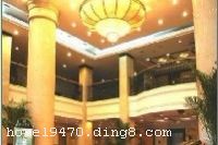 ��ɳͨ��´ɽ��Ƶ���ͨ�̼�������һ�����Ǽ����ݣ��������������ǵ���´ɽ�羰��ʤ��������ӵ�ж��ͷ���10�����С�С�ͻ����ң����������30-600ƽ���ײ��ȣ������Ƚ���Ӱ���豸�͵ƹ��豸�Լ��ܵ��Ļ������������10-500�˹�ģ�Ļ��顢��ѵ��չ��������������������650����λ��26�����ᣬ������������ϯ32������ͬʱ����900���˾Ͳͣ���Ӫ��ˡ����ˡ������ԡ���ӵɽˮ��������Ȼ���Ķ��ػ�����רҵ����ְҵ������ҵ׷���걸��Ӳ����ʩ�������ܵ��ĽӴ������Ϊʡ�����������鼰�Ӵ����㵥λ��Ҳ�����û��񡢶ȼ����е���ѡ֮�ء�<����> 
��ҵʱ�䣺1976 
�� ҵ �����Ľ��� 
�� �� ������´�� 
�Ƶ��ַ������һ·19�� 
��ͨ��ѯ��������һ�㳡 �������4 �����վ �������6 ����ɻ��� �������40 ���볤ɳ��չ���ݣ������5 ������ʩ����������ʩ 
������ʩ�������ķ��� ���ð� ������ѱ�ֽ ������ ��������ϵͳ ��ý����ʾϵͳ ����Ʊ����� ���ͣ���� ���������� ǰ̨���չ� רְ����Ա ϴ�·��� �����ŷ��� ���ѷ��� �Զ�ȡ��� 
���������в��� ���� ��ʱ�Ͳͷ��� 
֧�ֿ�����ڷ��������� ���´Master�� ��ʿ��VISA�� ��ͨ��AMEX�� ������Diners Club�� JCB�� 
��ָͨ�Ͼ�����һ�㳡 �������4 �����վ �������6 ����ɻ��� �������40 ���볤ɳ��չ���ݣ������5