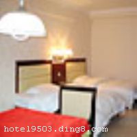 ��ɳͬ���Ƶ�λ�ڳ�ɳ��ܽ������һ���79�ţ��ش���վ��Ȧ���ܱ�������ʩ���ƣ����б������Ƶ������ӱ��װ�޺������¡�����ʱ���������Ƶ���¥19�㣬�������35000ƽ���ף����е��桢����ͣ���������Բ���60̨���ϡ��Ƶ�ȫ�µĿͷ�������������װ�޾��ơ�ȫ���������и����յ����̿ص绰����ý��������硢��·���ǵ��ӡ��ߵ��Ҿߡ�ȫ�½��ڽ�ߡ����Ӽ��ϵͳ������IC�������ȷ�����ʩ�³�����ȫ���������е�����ѡ�񡣡����Ƶ꿪ҵʱ��2008��1��1�գ���¥��19�㣬�ͷ�����81�䣨�ף��� ����ܰ��ʾ���� 1���Ƶ겻��ˢ�����ѣ� 2���Ƶ겻�ṩ��ѵ�һ����ϴ����Ʒ��
�Ƶ�λ����һ�����ƽ���ֽ���ڣ��������ӹ�԰���ٽ���ɳ��վ��λ����Խ�����б����� - ���볤ɳ��վ1��� - ���볤ɳ������վ6.3��� - ���볤ɳ�ƻ����ʻ���25���


�Ƶ��ر���ʾ
�����Ѱ����Ƶ����ѣ��������Ƶ��������á�˰�ռ����˶���Ҫ��ķ��á� 
��ͨ���Ƶ����סʱ��Ϊ14��00�����ʱ��Ϊ����12��00������ǰ��ס���Ƴ���꣬�����������һ�����á�