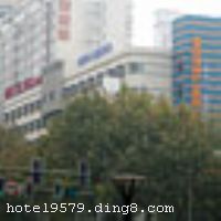 Ī̩168���Ͼ������ŵ꣩�������Ͼ����ڹ������ĺ���·�������ｻ��ڣ��Ƶ�����������ξ��㣺���л���һ��Ȧ���½ֿڡ�Ī����ͳ��칬���н���15���ӣ�����������ػ���������10���ӣ������½ֿڷ����Ĺ������ġ������Ͼ����ػ��ӡ����оͿ������͵�����600���ƾ���ʷ�ĺ����Źų�ǽ���ܱ߶���������·����������λ��ʮ����Խ�����н�ͨ������ ����Ī̩168���Ͼ������ŵ꣩ӵ�пͷ�120�䣬����װ�޷���Լ�ִ�����ˮ�����ӡ��յ��������Ȼ�����ʩ�䱸���ƣ��Ƶ껹�����������͡�������Ϊһ���ŷʽ���ɷ�����������С�����������������㡢��ݡ���ζ����ʳҪ����ܰ���ʵ�ס�޻����������ܵ��ķ��������������е��������֮���� ���Ƶ꿪ҵʱ��2008��11��12�գ�¥��7�㣬�ͷ�����120�䣨�ף����Ƶ������ں���·�������ｻ��ڣ��ڽ�Ī����ͳ��칬��ǰ���½ֿ���Ȧ�͵����Ϻ�·վ��λ�ñ����� - �������2�����Ϻ�·վ3�ſ�340�ף� - �����Ͼ���վԼ8.2���� - �����Ͼ�»�ڹ��ʻ���Լ42.9���