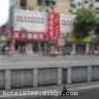 �Ͼ��϶����ݣ�����·�꣩�����������Ŷ��Ͼ�����2005�귢չ����ҵ�ŵ��Ѵ�32�ң�������ҵ�ŵ�4�ң�����2009����ף������õ�����ͷ�������ǧ�䣬���崲λ����1300�����ϡ�Ϊ�Ͼ������ŵ�������࣬�ֲ���㣬��չ�������������Ƶ�Ʒ�ơ��϶�������ʽ�����½ֿ�Ϊ���ģ��������Ͼ������������ٷ�չ�еĽ������䡣�ܱ���ҵ���������ʩ��ȫ����ͨ�����ĵ���λ���Ǳ���˾���ŵ�ѡַ�Ļ��������� �Ͼ��϶����ݣ�����·�꣩�����������ݲ�ͬ�ͻ��Ĳ�ͬ������ҵ�ܲ�һֱ��Ӳ���������Ͻ���������о��͸Ľ����ӡ��϶����ݡ������϶�֮��������ݡ��������϶�ʱ���ùݡ��ٵ����϶�֮�Ǽ����ùݡ������϶�ʱ�оƵꡱ�����ϵ����װ��Ʒ�ʼ�Ӳ�����á� �Ͼ��϶����ݣ�����·�꣩���пͷ�������ȫʯ��װ�ޣ����������ҷ�ù���档ȫ�������䱸�ұ�ʽҺ�����Ӻͻ����У������п������룬24Сʱȫ�����ˮ�����ȡ�Ϊ�������������ʿ�����󣬡��϶�֮�Ǽ����ùݡ������϶�ʱ�оƵꡱ�����ж๦�ܻ�������������������ŵ�Ϊ����ס�޿��������òͣ����������ͼ�ʱ�͵��ͷ��� �Ͼ��϶����ݣ�����·�꣩����ע��������Ʒ�Ƽ�������ҵ�ܲ�Ϊ����ҵ��һ���ķ��񣬶���ΪԱ��������ѵ������ÿ�ܵ��ڲ���ѵ�������߳���Ƹ��ҵ��������ʿ���Կ϶��Ĺ�����Ա��ȫ��Ա�����ж�����ѵ�� �Ͼ��϶����ݣ�����·�꣩��һ���ķ��񣬿�����װ�ޣ������ļ۸�Ӯ���˸������Ͽͻ������������ÿ� ĵ����,���뿨,���ǿ�,����,̫ƽ�� 
