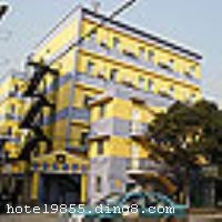 ��ҿ�ݾƵ꣨�Ϻ�½���춫��·�꣩�ش��ֶ�½�������ó���������ڶ������顢��ï���ú�½���컷��������ġ��˰۰鹺�����ĵ���ҵȦ������ȥ���Ϻ�����԰�����¹��ʲ������ģ��Ƶ������4���ߡ�6��������·վ3�ų��ڲ���Լ10���ӣ�����ת���Ϻ�������������Ȧ������԰�����ܱ߹�����ֱ����̲�����������Ͼ�·������԰���������ξ��㡣�Ƶ��ܱ�������·��ʳһ���֡����贺�칺���̳����ֶ�����ͳ��С��ʼ�ҽԺ���Ϻ���ͯҽѧ���ĵȳ��й���ʮ�ֱ����� �����Ƶ꿪ҵʱ��2008��12�£�¥��5�㣬�ͷ�����130�䣨�ף���
��ͨλ��
�Ƶ�λ��½����������϶ˡ�����԰���ˣ��������͹�԰������4���ߡ�6��������·3�ſڲ���10���ӣ��ܱ߹���Ҳʮ�ֱ����� - �����Ϻ�����԰��4����ӾƵ������������6��������·վ��2վ�����߿���·վ���³������˵���7���ߣ��߿���·վ���ϳ�����1վ������̨·վ���³�������Լ6���ӵ�� - �����һ�˰۰鹺������2����������⳵Լ10���ӣ� - ���붫������ͻ����������4����������⳵Լ15���ӣ� - �����Ϻ��¹��ʲ�������6����������⳵Լ15���ӣ� - ��������㳡7����������⳵Լ20���ӣ� - �����Ͼ�·���нֺ���̲8����������⳵Լ20���ӣ� - �����Ϻ�������13����������⳵Լ30���ӣ� - �����Ϻ�����չ����14.5����������⳵Լ25���ӣ� - �����Ϻ��ֶ����ʻ���40��������������г�������·�£��ٻ��������⳵Լ10���Ӽ����Ƶꣻ - �����Ϻ����Ź��ʻ���21����������⳵Լ35���ӣ� - �����Ϻ���վ12����ӻ�վ���������ĺ�����9վ������·վ3�ų��ڣ�����Լ10���Ӽ����Ƶꣻ - �����Ϻ���վ15����������⳵Լ25���ӡ�
��ʩ�����
������ʩ	������λ��1¥��������Լ55�ˡ�
���ÿ�	Visacard,ĵ����,���뿨,���ǿ�,����,̫ƽ��,������,���´￨,��ͨ��,������,JCBcard
������ʩ	2�������ң�λ��1¥���ɷֱ�����Լ30�ˡ�
�Ƶ��ر���ʾ
�����Ѱ����Ƶ����ѣ��������Ƶ��������á�˰�ռ����˶���Ҫ��ķ��á�
��ͨ���Ƶ����סʱ��Ϊ14��00�����ʱ��Ϊ����12��00������ǰ��ס���Ƴ���꣬�����������һ������