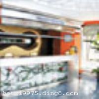 Ī̩168���Ϻ��д�·�꣩λ�ڻ���·399�ţ��ڽ��߱�������ȥ���Ϻ����Ż�����ͨ����������λ����Խ���Ƶ�ӵ�б�׼��������󴲷������������׷�������ܰ�������ʹ�����ͬ��ס�޸о����Ƶ�ͷ���ʩ��ȫ�����ù���/����ֱ���绰���������������Ǽ����ߵ��ӣ�ʹ����ӵ�а�ȫ�����㡢���ʵĸо����Ƶ��䱸�����ָ����Ϊ�����ṩ�����������͡����������������ײͣ����нӸ�����ϯ��� �����Ƶ꿪ҵʱ��2007��2��8�գ��½�װ��ʱ��2008��10�£�¥��7�㣬�ͷ�����125�䣨�ף���
��ͨλ��
�Ƶ�ش��߱��򸽽����ڽ�����ƽ���٣����н�ͨʮ�ֱ�ݡ� - �����߱�����3����������⳵Լ10���ӣ� - �����Ϻ�����԰5.5����������⳵Լ15-20���ӣ� - �����Ϻ���ó�̳�10����������⳵Լ20���ӣ� - �����Ϻ����Ż���6����������⳵Լ15���ӣ� - �����Ϻ��ֶ�����55����������⳵Լ1Сʱ�� - �����Ϻ���վ20����������⳵Լ35���ӣ� - �����Ϻ�����վ15����������⳵Լ25-30���ӡ�
��ʩ�����
������ʩ	�в���
���ÿ�	Visacard,ĵ����,���뿨,���ǿ�,����,���´￨,��ͨ��,������,JCBcard
������ʩ	�����ң�������30-40�����ҡ�
�Ƶ��ر���ʾ
�����Ѱ����Ƶ����ѣ��������Ƶ��������á�˰�ռ����˶���Ҫ��ķ��á�
��ͨ���Ƶ����סʱ��Ϊ14��00�����ʱ��Ϊ����12��00������ǰ��ס���Ƴ���꣬�����������һ�����á�